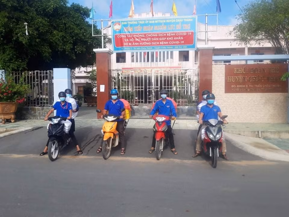 Rau xanh được các bạn tình nguyện viên sơ chế, chuyển đến khu vực phong tỏa.