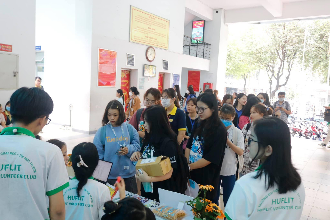 Rất đông bạn trẻ đến đăng ký tham gia hiến tóc. Rất đông bạn trẻ đến đăng ký tham gia hiến tóc.