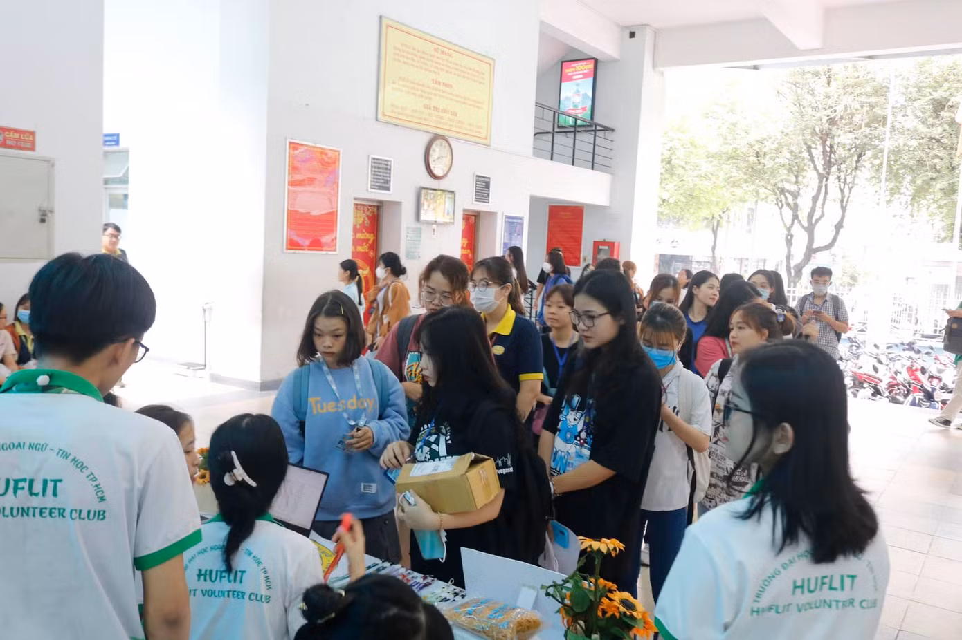 Rất đông bạn trẻ đến đăng ký tham gia hiến tóc. Rất đông bạn trẻ đến đăng ký tham gia hiến tóc.