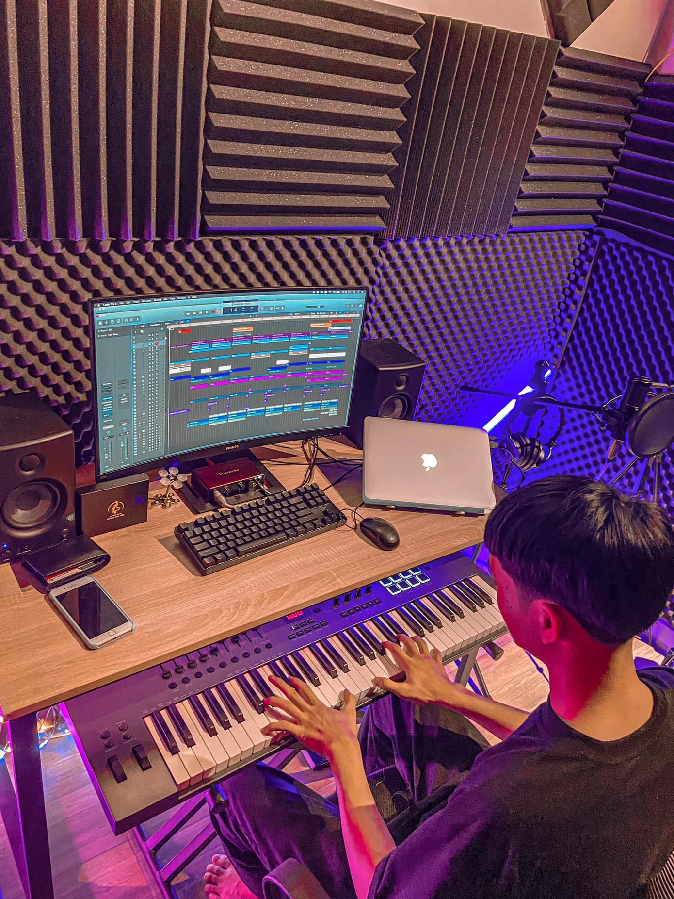 Đạt tự mày mò chơi được nhiều loại nhạc cụ.