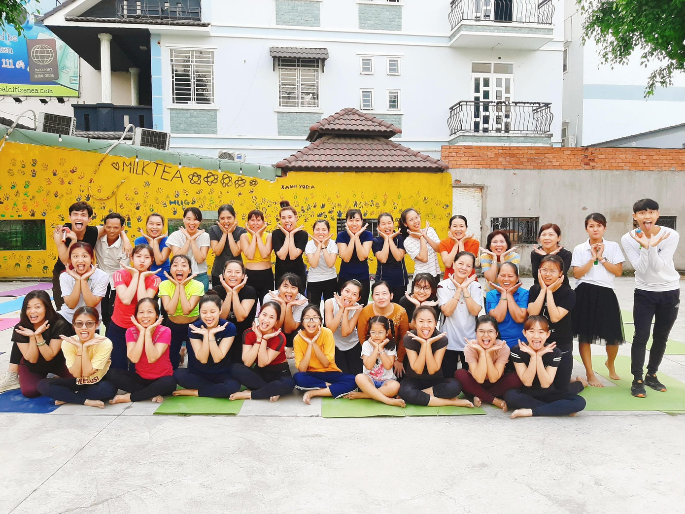 Hình ảnh lớp học trước khi dịch diễn ra. Phúc tâm niệm: “Với yoga, 1% là lý thuyết, 99% là thực hành”.