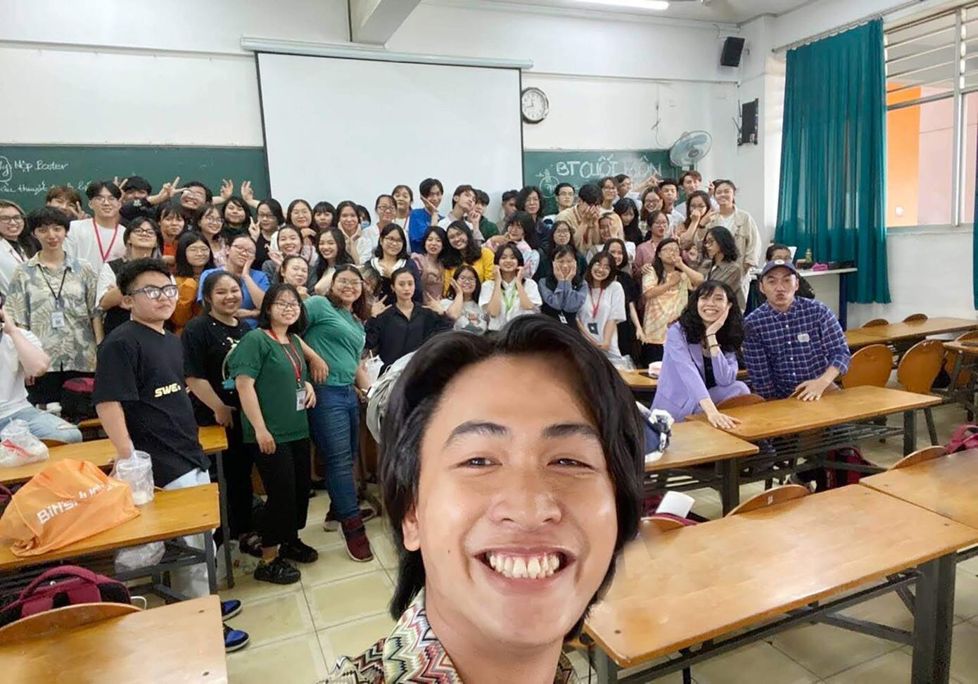 Lộc được các bạn sinh viên gọi vui là giảng viên thanh lịch, duyên dáng. Lộc được các bạn sinh viên gọi vui là giảng viên thanh lịch, duyên dáng.