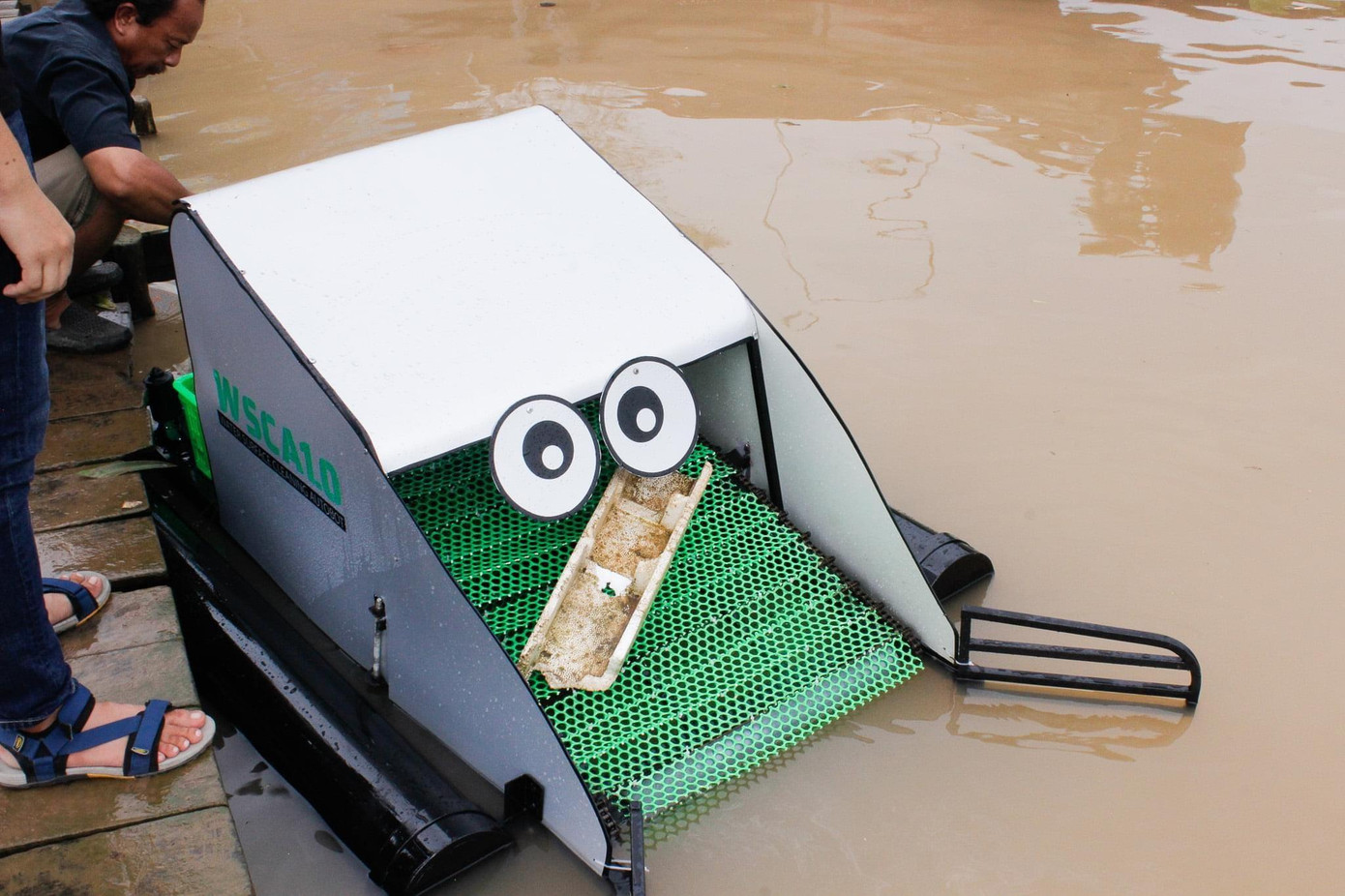 Chiếc máy dọn rác trên bề mặt sông đang làm việc.