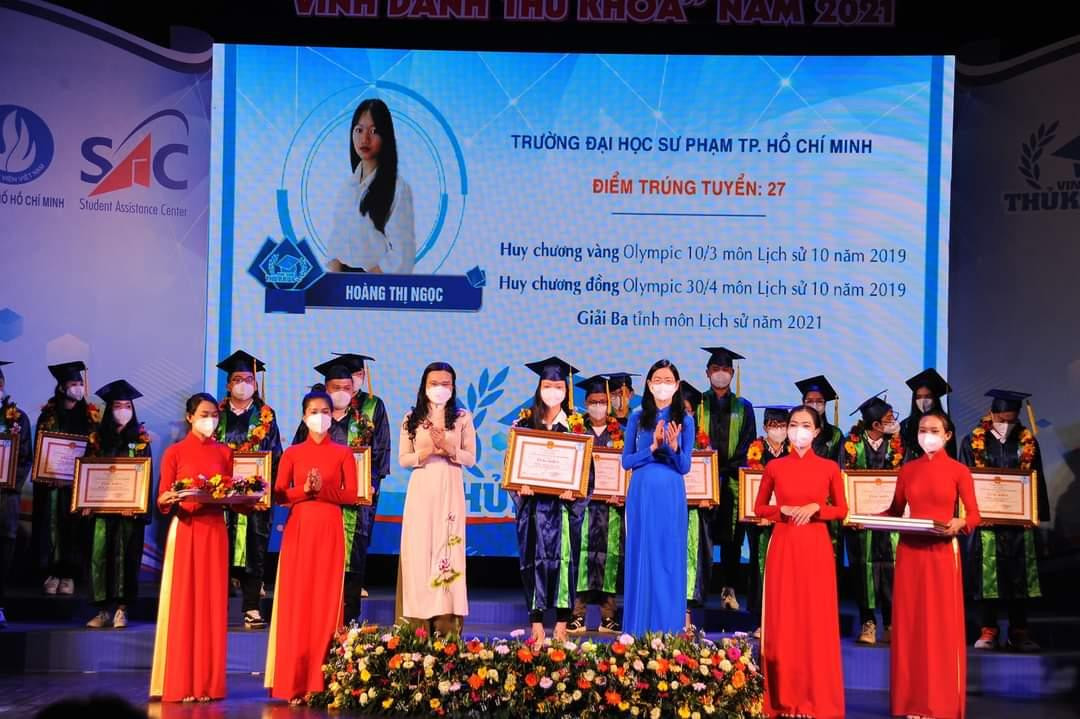 Bí thư T.Ư Đoàn Nguyễn Phạm Duy Trang và Bí thư Thành Đoàn TP. HCM Phan Thị Thanh Phương trao bằng khen và hoa cho các thủ khoa trong buổi lễ.