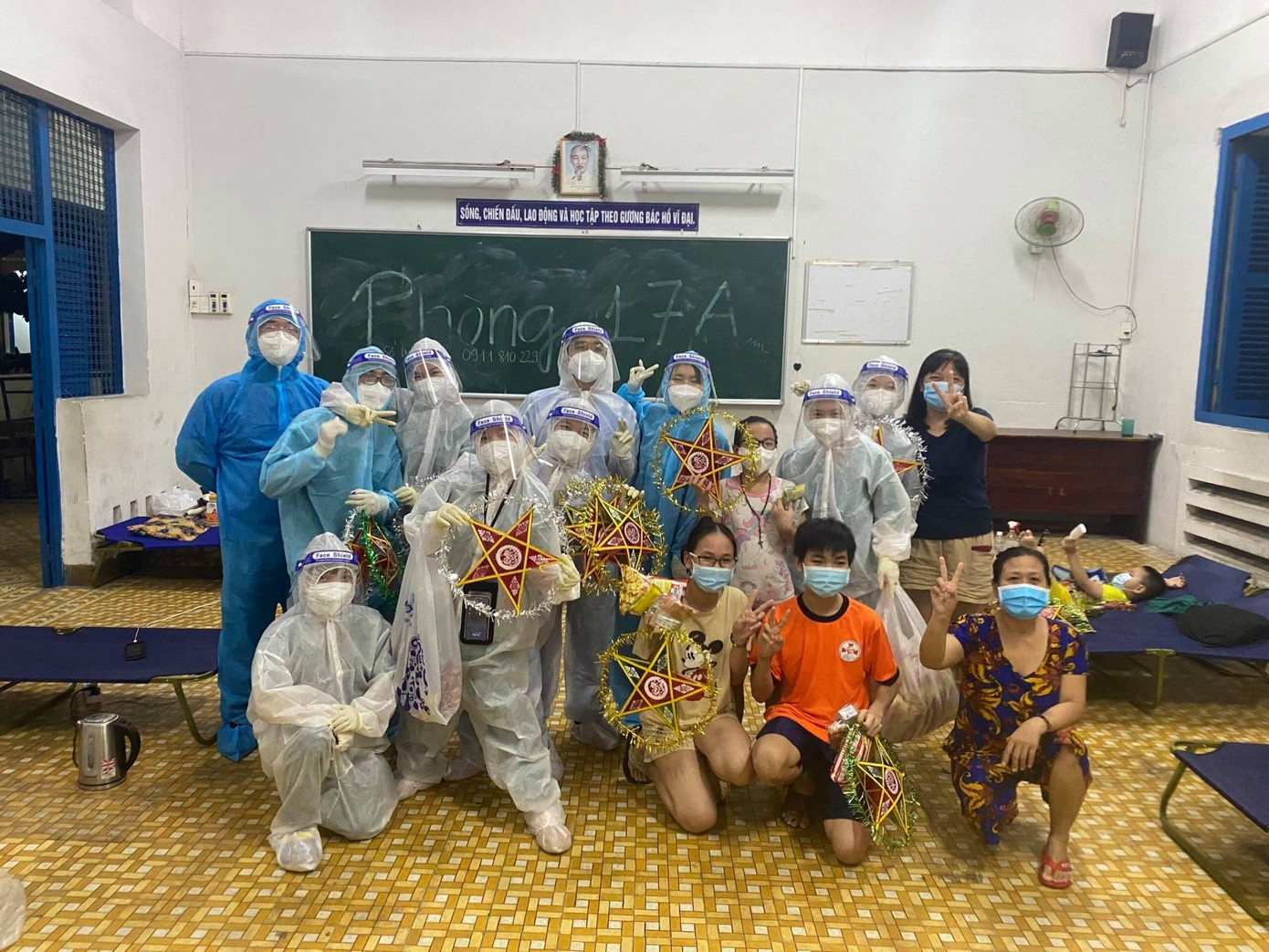 Mỗi phần quà gồm lồng đèn, bánh, kẹo, sữa được trao tận tay đến các em.