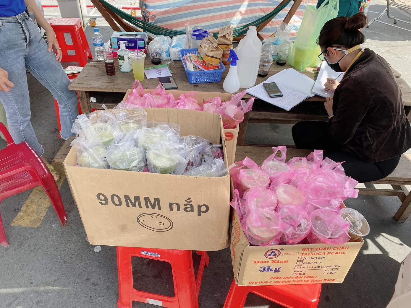 Trà sữa được Siêu và chị gái nấu và đóng gói cẩn thận trước khi mang đi tặng cho người dân khu cách ly.