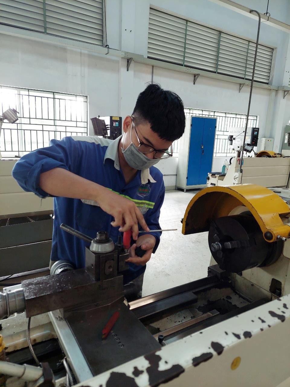 Một giờ học thực hành của Vũ Luân tại xưởng. (Ảnh: NVCC). Một giờ học thực hành của Vũ Luân tại xưởng. (Ảnh: NVCC).