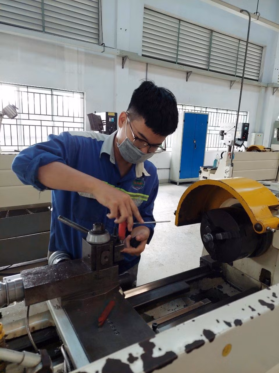 Một giờ học thực hành của Vũ Luân tại xưởng. (Ảnh: NVCC).