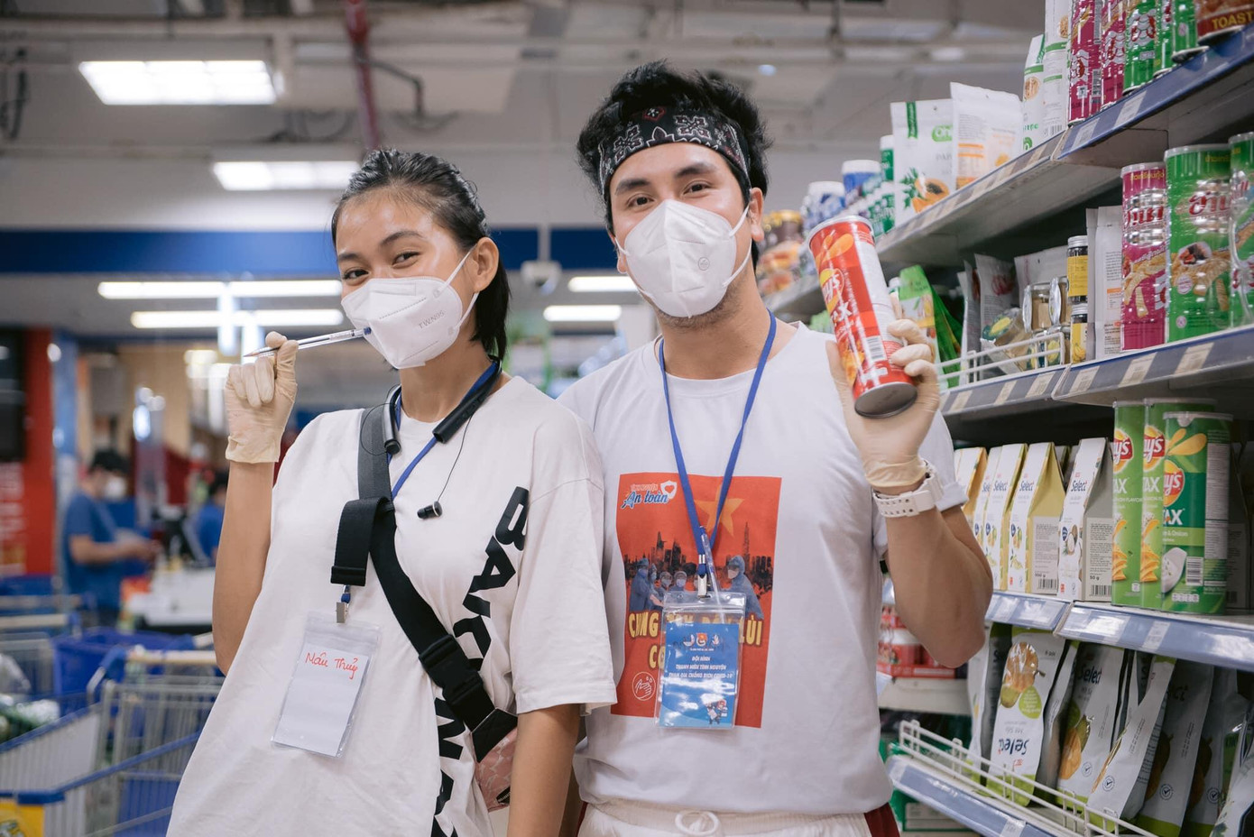Phi Kha và Á hậu Mâu Thủy cùng đi siêu thị online giúp người dân.