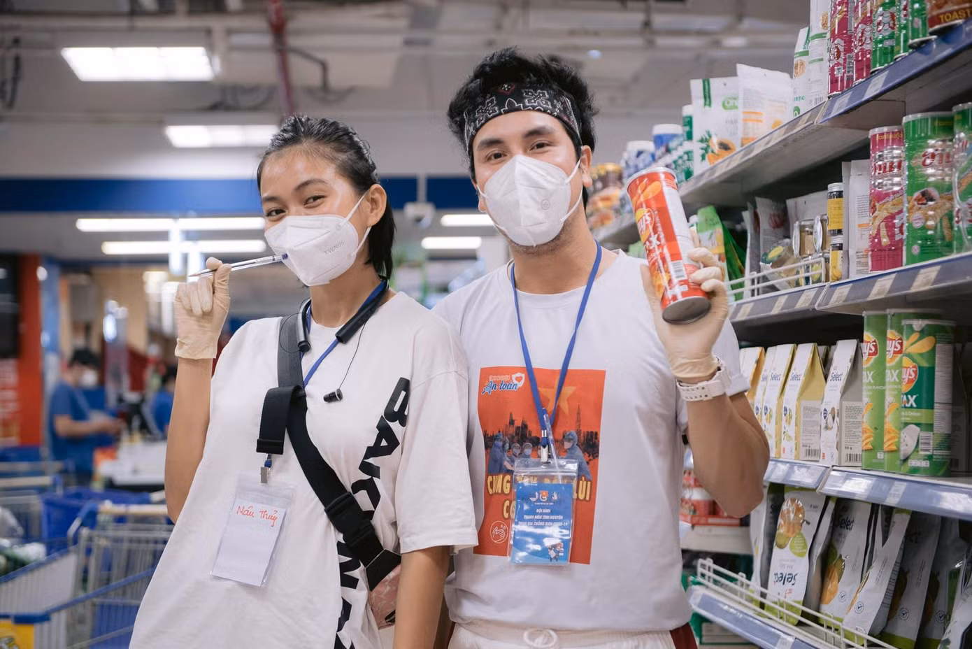 Phi Kha và Á hậu Mâu Thủy cùng đi siêu thị online giúp người dân.