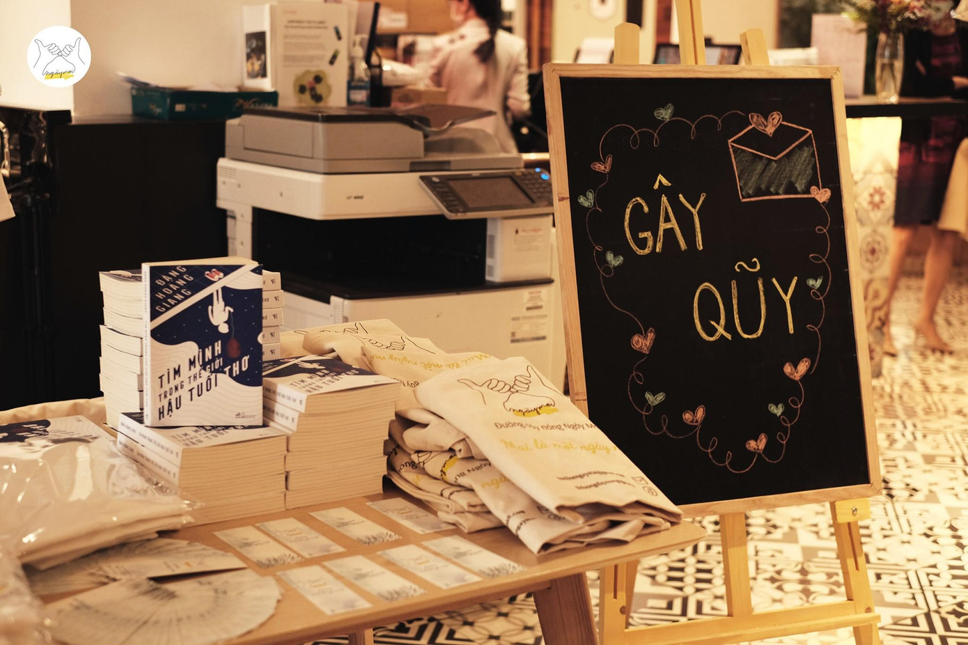 Đường dây nóng "Ngày mai" còn tổ chức thêm các hoạt động để gây quỹ bên lề.