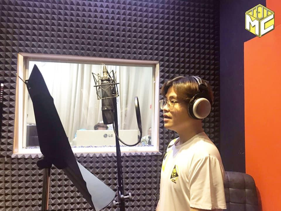 Thành viên TDTMC thu âm tại phòng thu lúc chưa giãn cách.