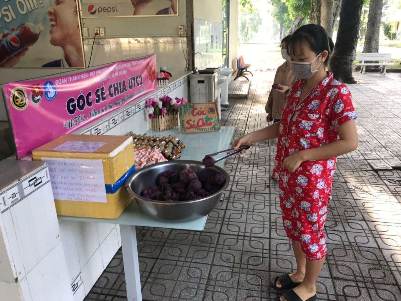 Những giảng viên trẻ làm đồ ăn để gửi đến sinh viên thông qua gian hàng “Góc sẻ chia UTC2”.