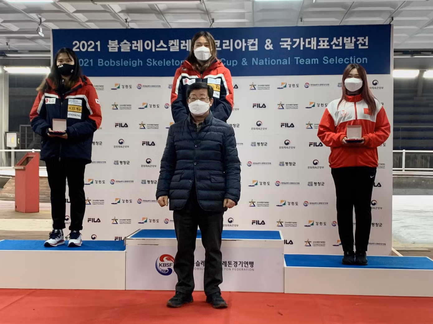 Vân Khánh (ngoài cùng, bên phải) nhận giải tại Korean Cup.