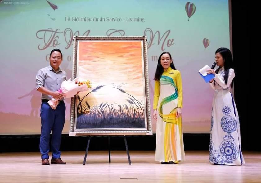 Dự án "Tô màu giấc mơ" trong ngày khởi động lại đã bán đấu giá 2 bức tranh gây quỹ.