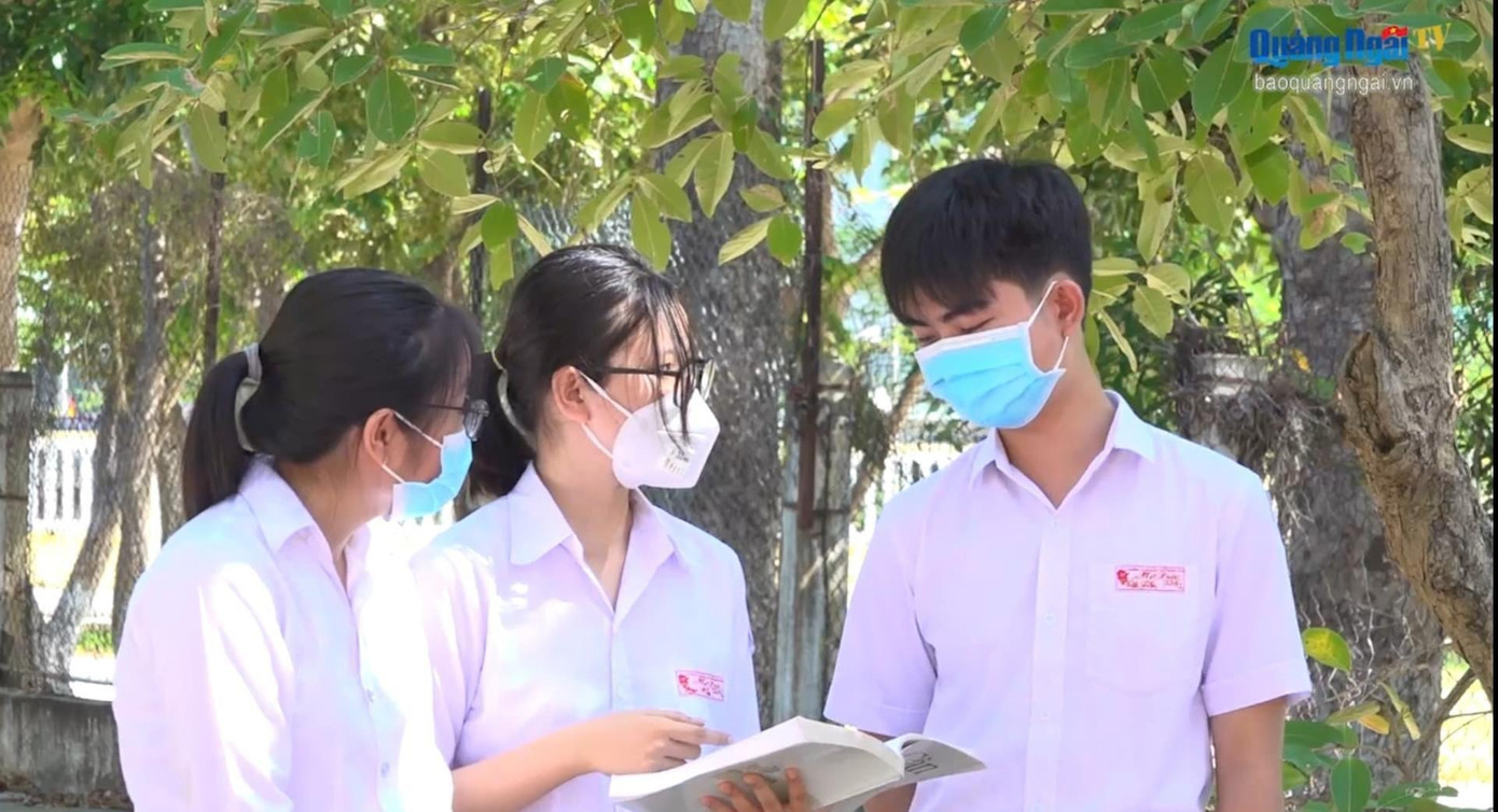 Văn Tân (thứ nhất bên phải) tại trường (Ảnh: NVCC) Văn Tân (thứ nhất bên phải) tại trường (Ảnh: NVCC)