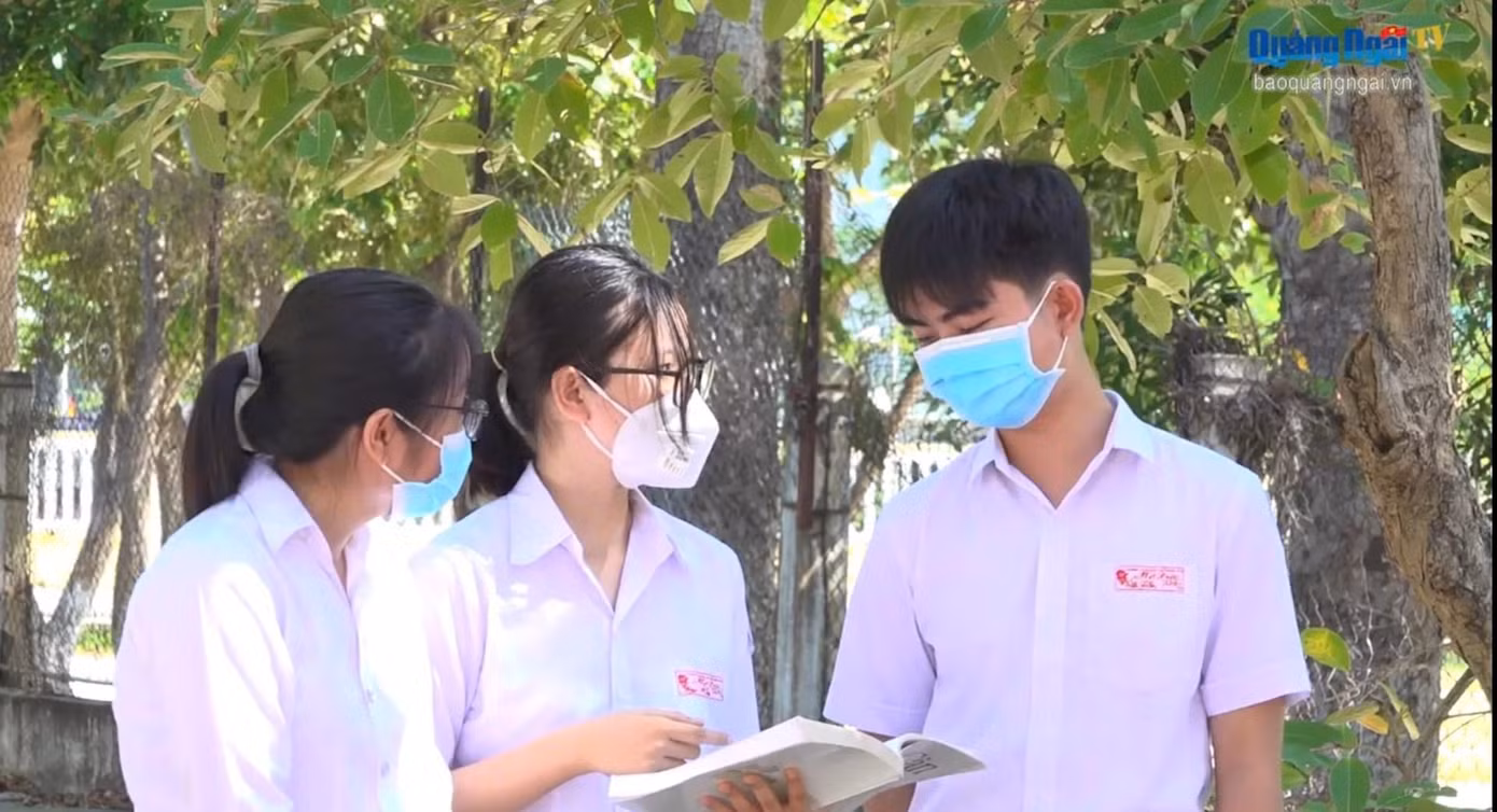Văn Tân (thứ nhất bên phải) tại trường (Ảnh: NVCC)