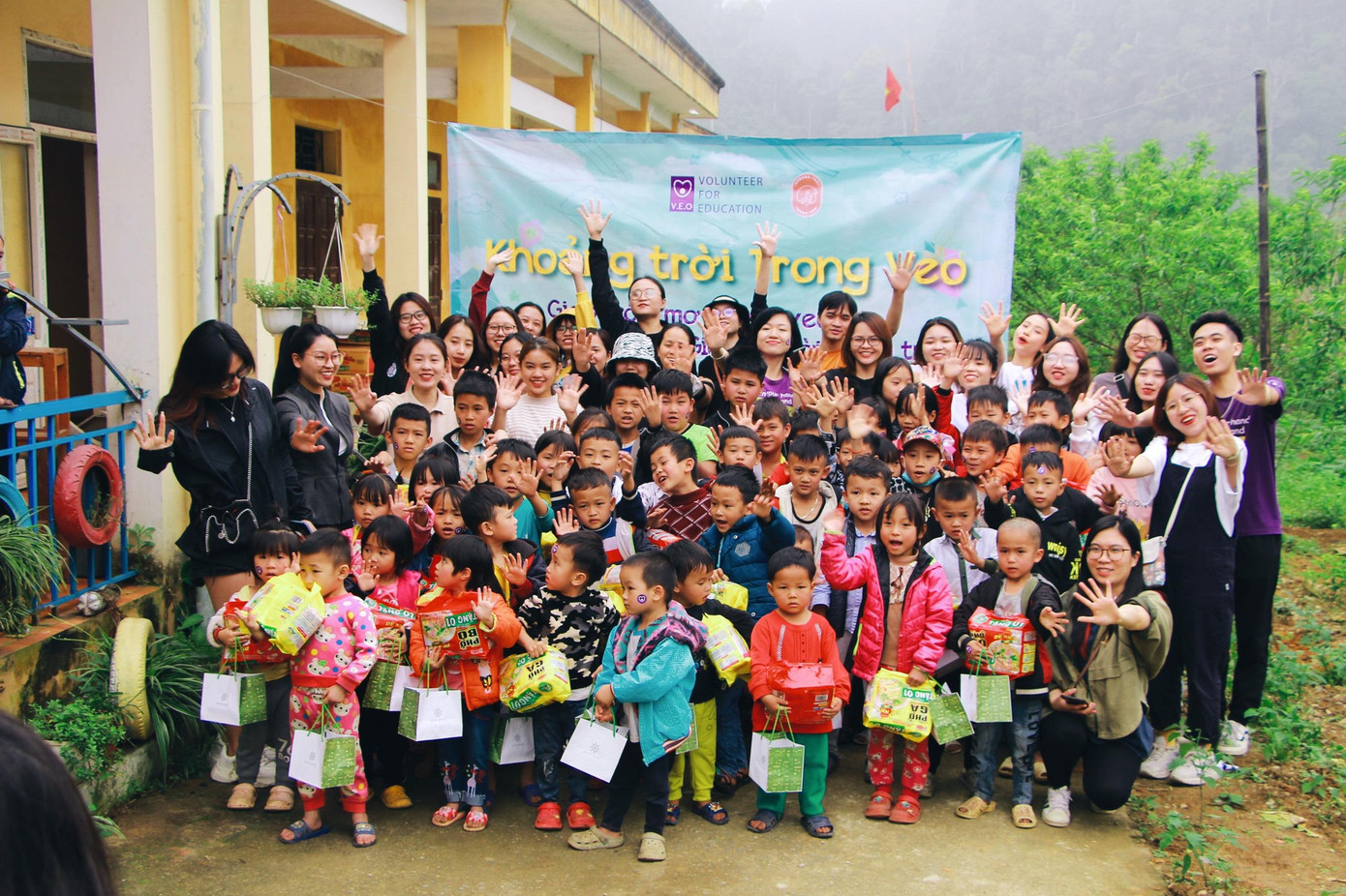 Nhóm dự án "Khoảng trời trong veo" cùng các em nhỏ tại bản Lạng, Xuân Sơn, Phú Thọ. Nhóm dự án "Khoảng trời trong veo" cùng các em nhỏ tại bản Lạng, Xuân Sơn, Phú Thọ.