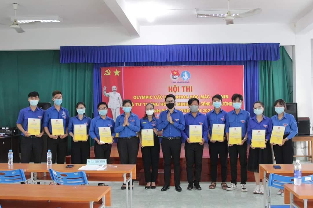 Các thí sinh tham dự cuộc thi được Ban Tổ chức trao tặng giấy khen. Các thí sinh tham dự cuộc thi được Ban Tổ chức trao tặng giấy khen.