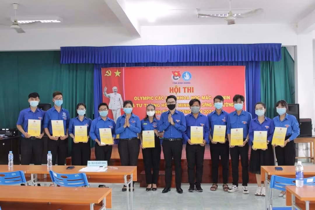 Các thí sinh tham dự cuộc thi được Ban Tổ chức trao tặng giấy khen.
