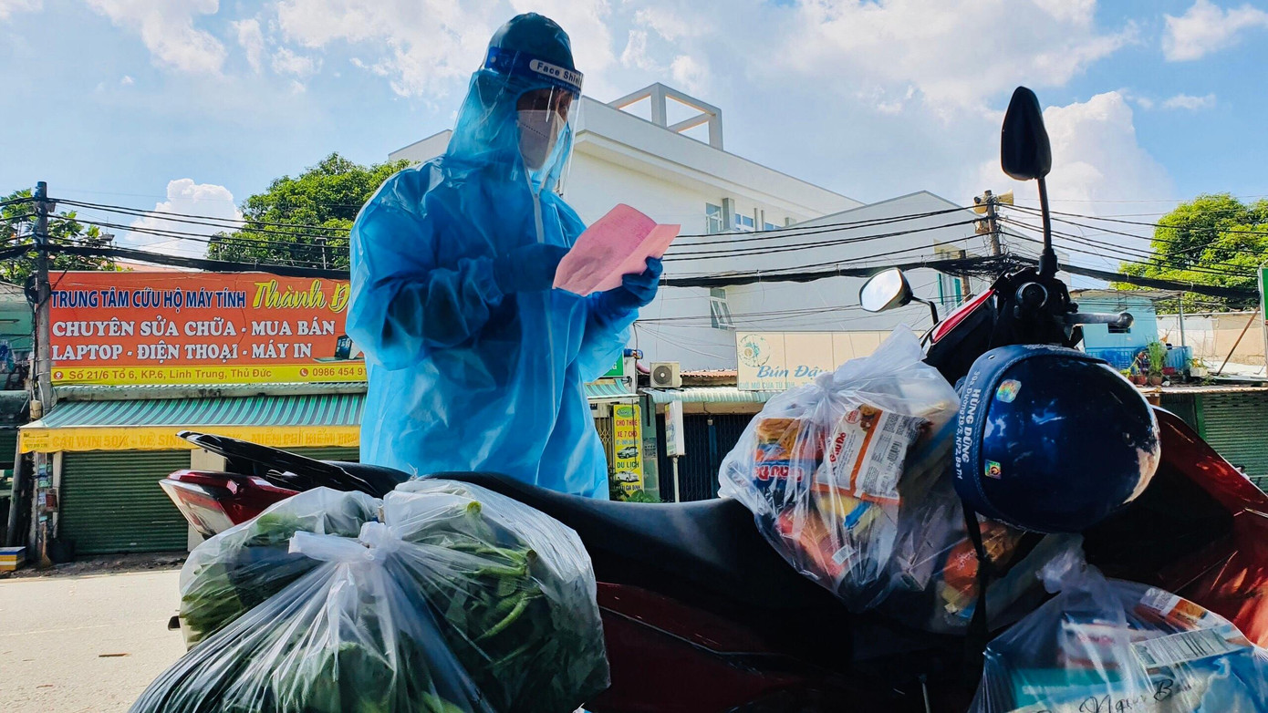 Bảo Minh với nhiệm vụ vận chuyển lương thực cho các bạn sinh viên còn kẹt lại TP. HCM. (Ảnh: NVCC) Bảo Minh với nhiệm vụ vận chuyển lương thực cho các bạn sinh viên còn kẹt lại TP. HCM. (Ảnh: NVCC)