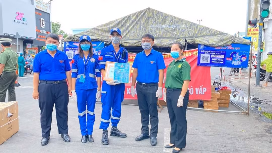 Anh Trương Minh Tước Nguyên (thứ hai, bên phải), Phó Bí thư Thành Đoàn TP. HCM đến thăm và động viên lực lượng tình nguyện viên đang làm việc tại một chốt kiểm soát dịch tại địa bàn Q. Gò Vấp.