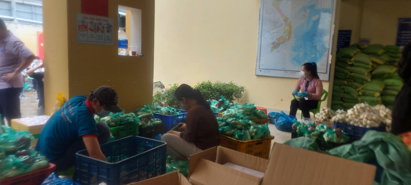 Các tình nguyện viên chuẩn bị nhu yếu phẩm tại phường Hiệp Bình Chánh (TP. Thủ Đức). Các tình nguyện viên chuẩn bị nhu yếu phẩm tại phường Hiệp Bình Chánh (TP. Thủ Đức).