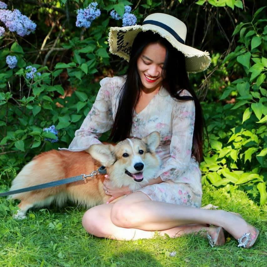 Sương là cô gái dễ thích nghi với môi trường mới. Sương là cô gái dễ thích nghi với môi trường mới.