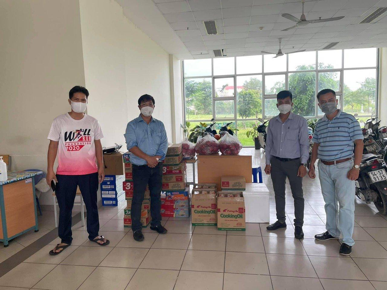 Anh Lưu (thứ hai, bên phải) hỗ trợ thực phẩm, nhu yếu phẩm đến các bệnh viện dã chiến.