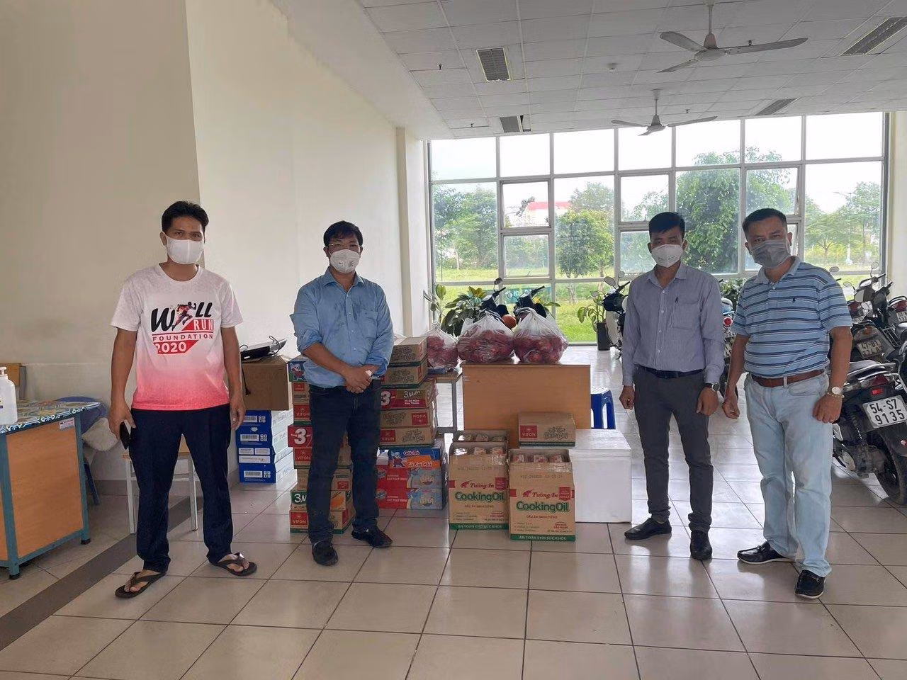 Anh Lưu (thứ hai, bên phải) hỗ trợ thực phẩm, nhu yếu phẩm đến các bệnh viện dã chiến.