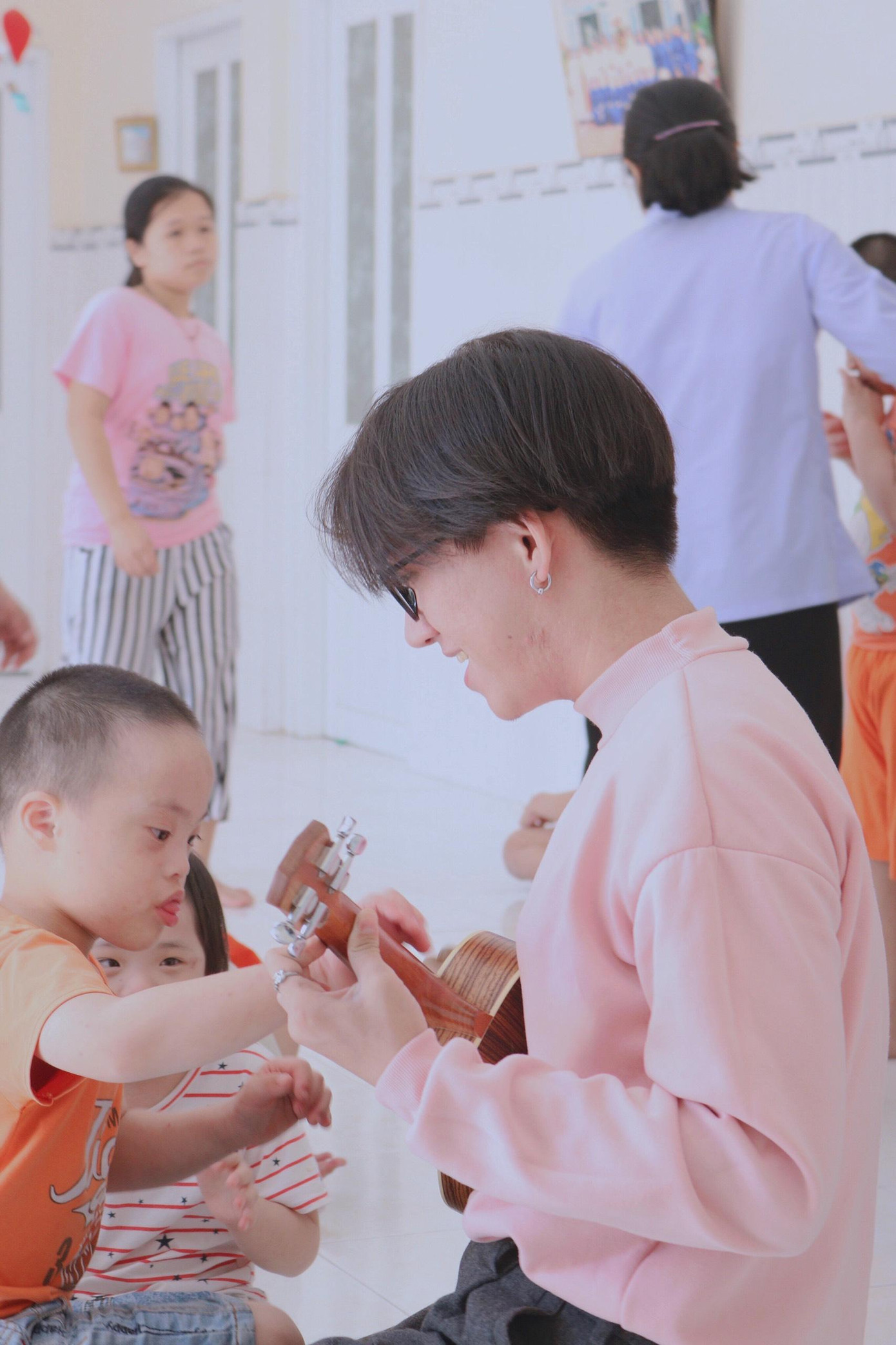 Nguyên Đán và nhóm bạn đem âm nhạc đến với các em nhỏ ở mái ấm Thiện Phước Nhân Ái.