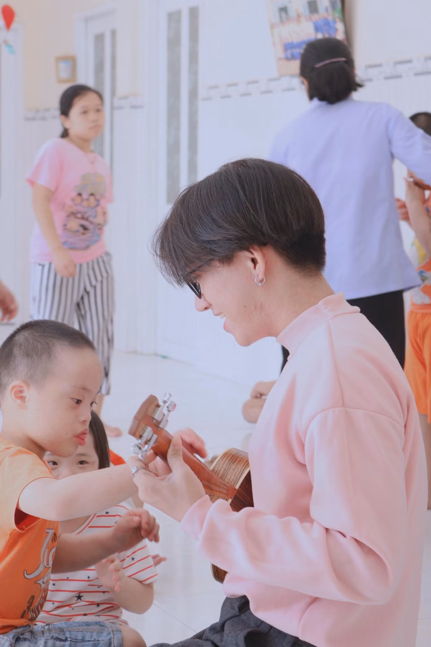 Nguyên Đán và nhóm bạn đem âm nhạc đến với các em nhỏ ở mái ấm Thiện Phước Nhân Ái.