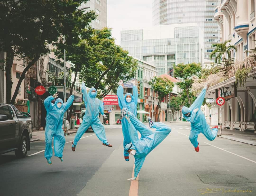 Tình nguyện viên tham gia chống dịch được tiêm vắc xin sẽ an tâm hơn trong thực hiện công việc. (Ảnh: Phi Vũ)