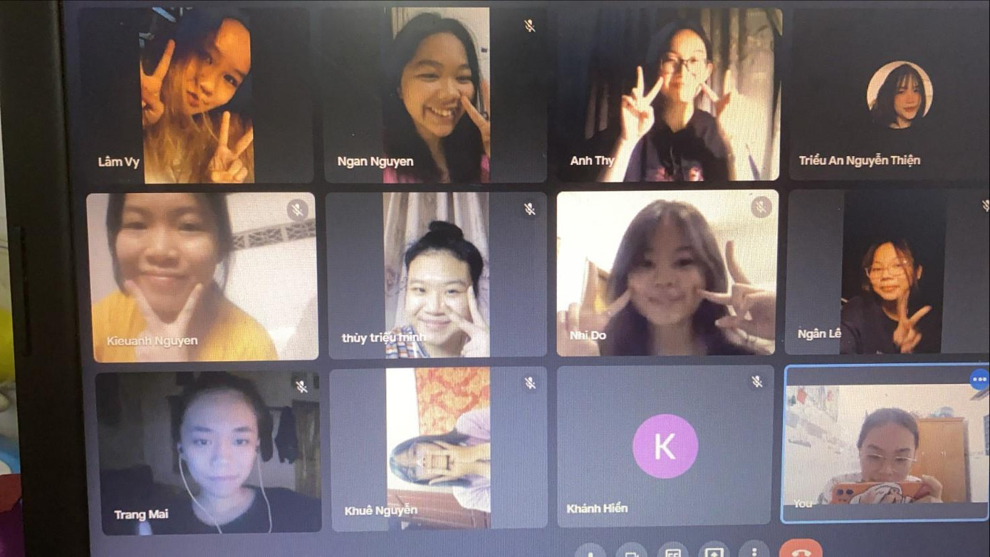 Các thành viên của dự án gặp gỡ và làm việc online. Các thành viên của dự án gặp gỡ và làm việc online.