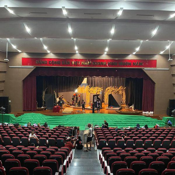 Các thành viên đội kịch luyện tập trước mỗi vở diễn.