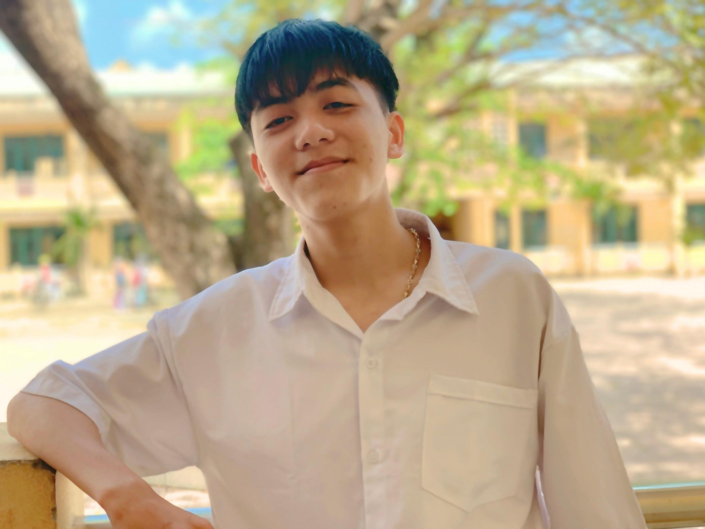 Chàng nam sinh lớp 12 luôn biết cân bằng giữa việc học và ca hát. Chàng nam sinh lớp 12 luôn biết cân bằng giữa việc học và ca hát.