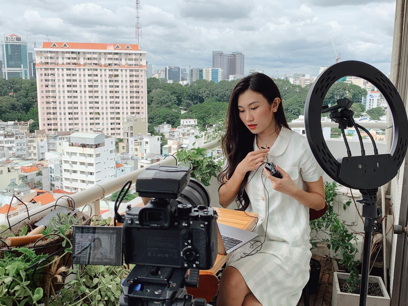 Ngọc Nhi tận dụng ban công làm studio. Ngọc Nhi tận dụng ban công làm studio.