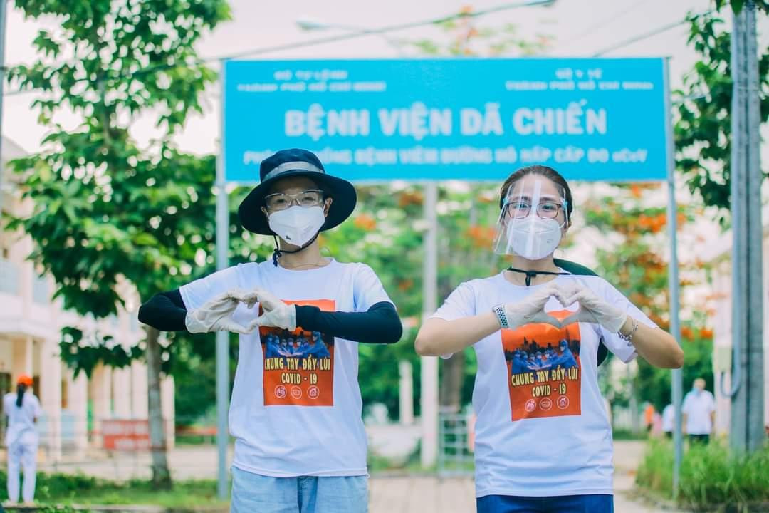 Những nghệ sĩ trẻ thuộc đội hình tình nguyện của Nhà Văn hóa Thanh niên đến thăm, tặng quà đội ngũ y, bác sĩ và bệnh nhân đang điều trị tại bệnh viện Dã chiến Củ Chi (TP. HCM).