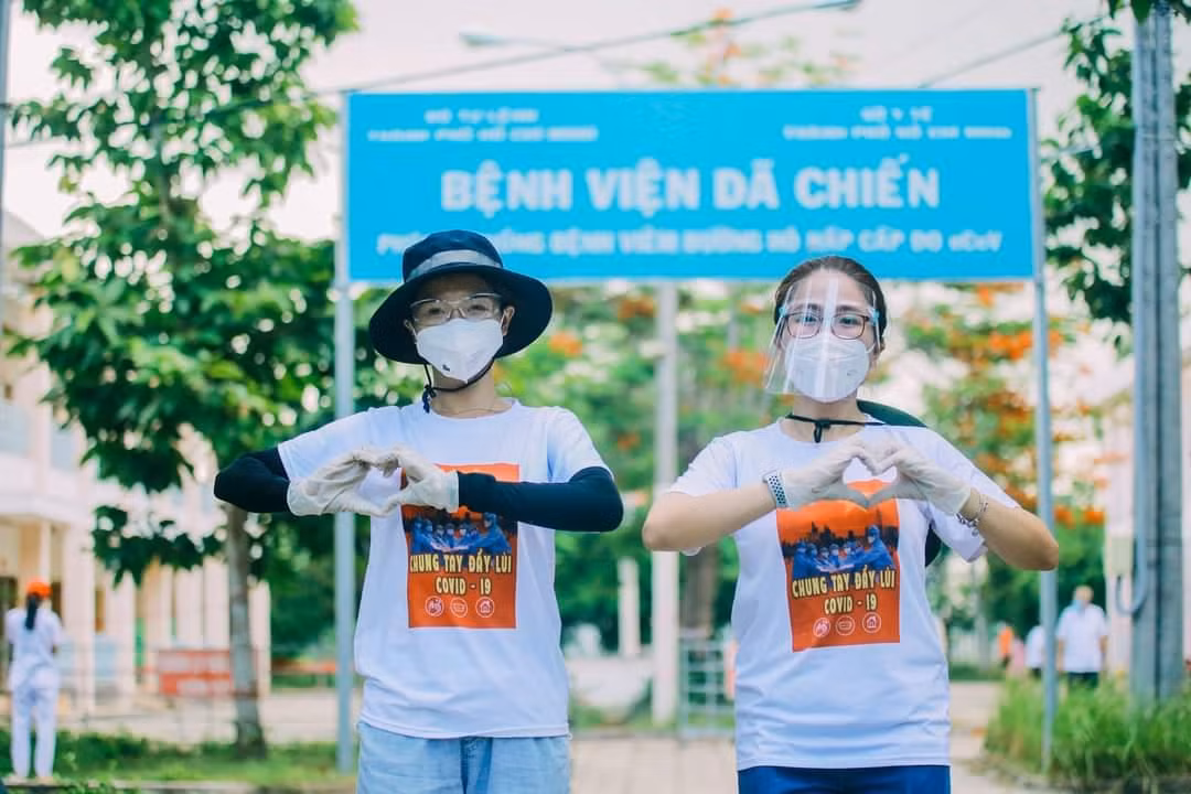 Những nghệ sĩ trẻ thuộc đội hình tình nguyện của Nhà Văn hóa Thanh niên đến thăm, tặng quà đội ngũ y, bác sĩ và bệnh nhân đang điều trị tại bệnh viện Dã chiến Củ Chi (TP. HCM).