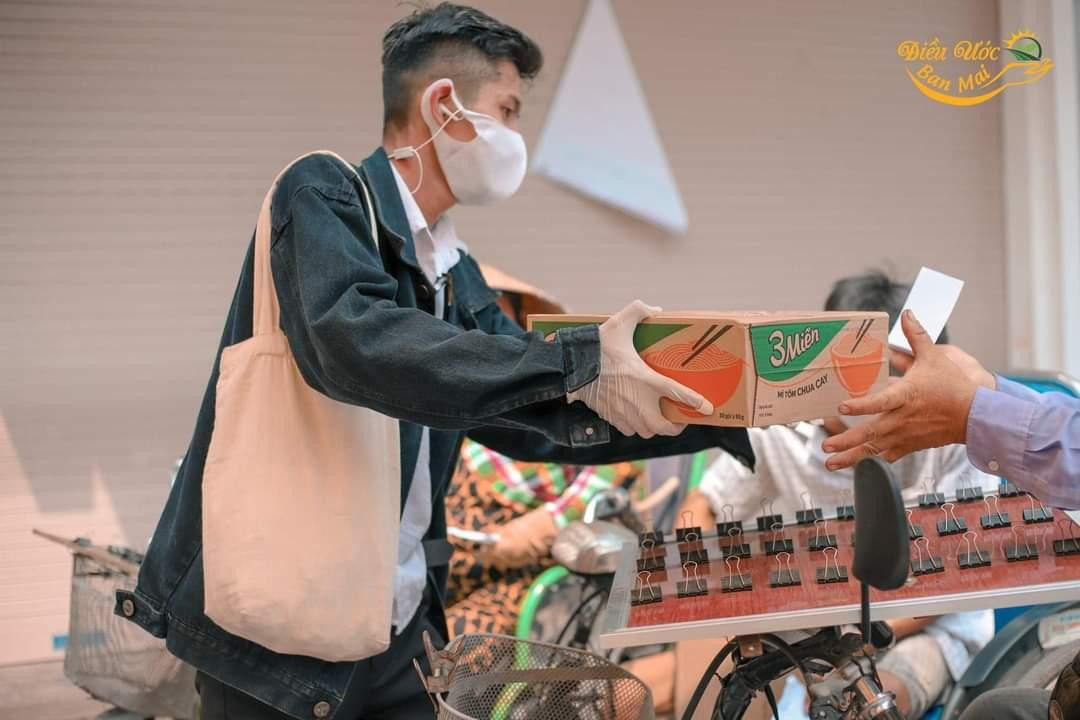 Trí Ngân trao tận tay những phần quà cho những người lao động nghèo bị ảnh hưởng bởi dịch COVID-19.