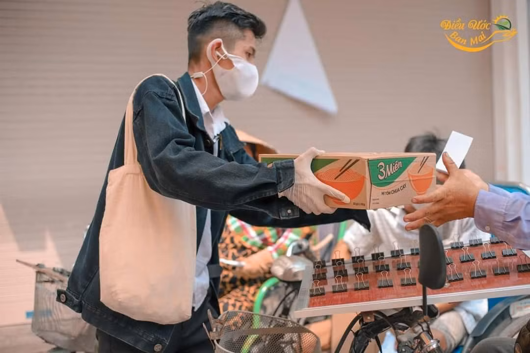 Trí Ngân trao tận tay những phần quà cho những người lao động nghèo bị ảnh hưởng bởi dịch COVID-19.