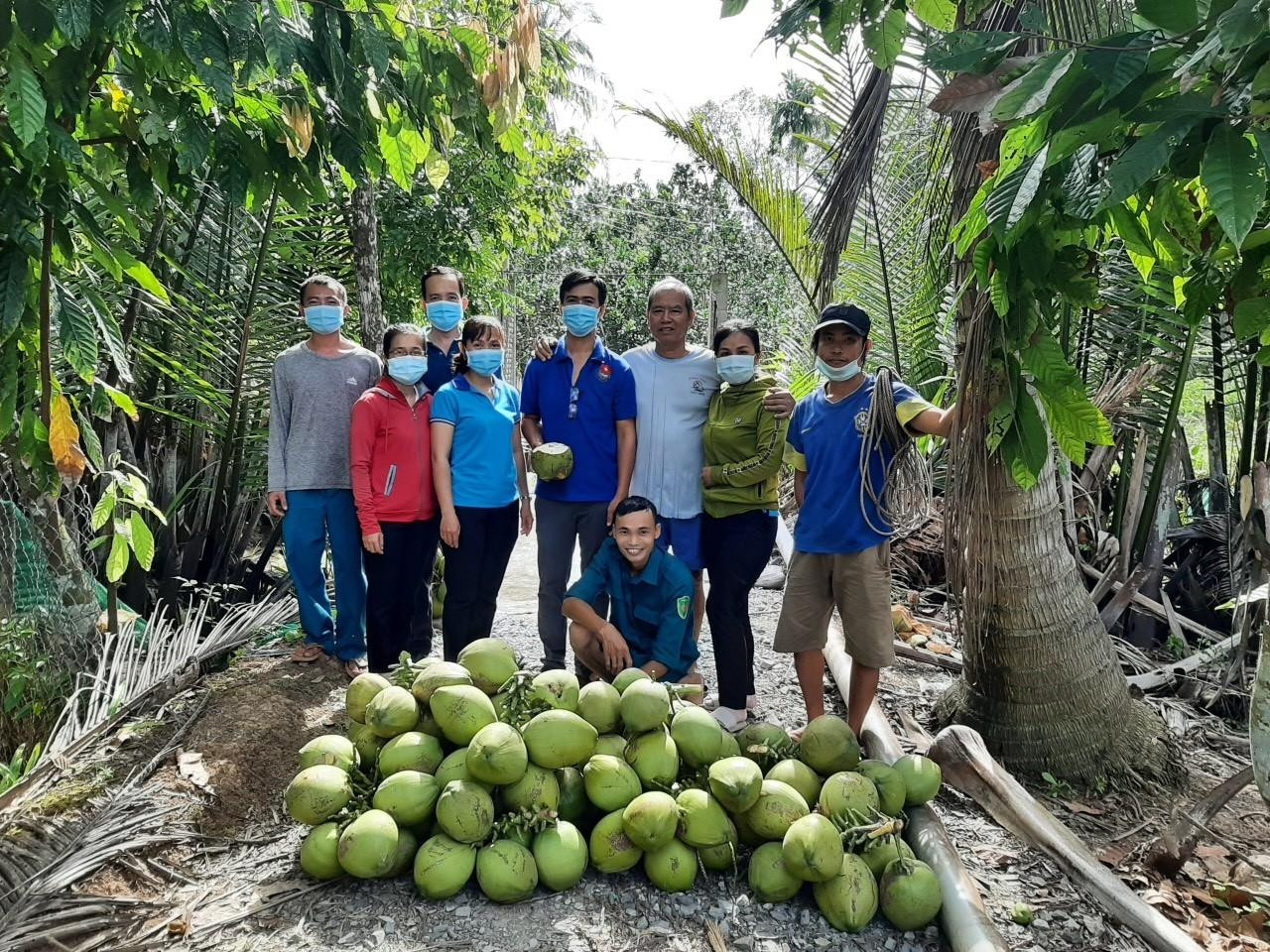 Người dân Bến Tre chuẩn bị dừa và bánh tét gửi tặng người dân TP. HCM.