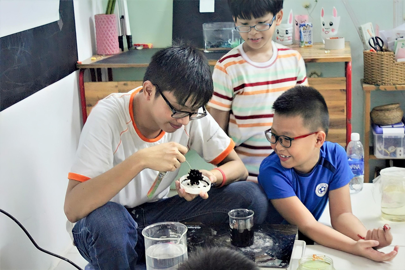 HCRT đem tinh thể đến với các em nhỏ.