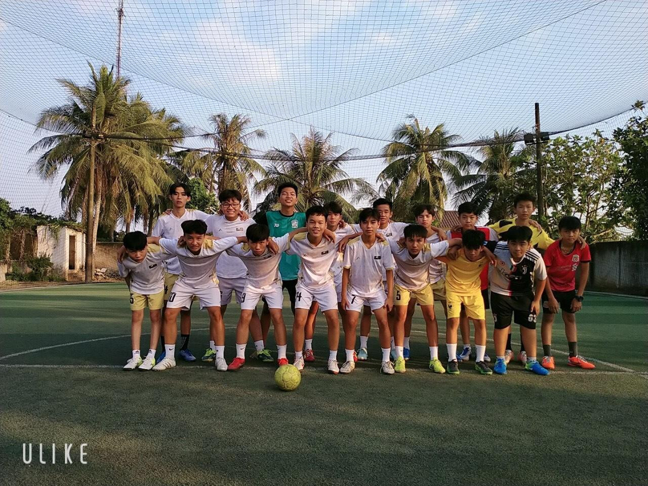 Đội bóng nhí do Hoài Linh thành lập và huấn luyện tại quê nhà.