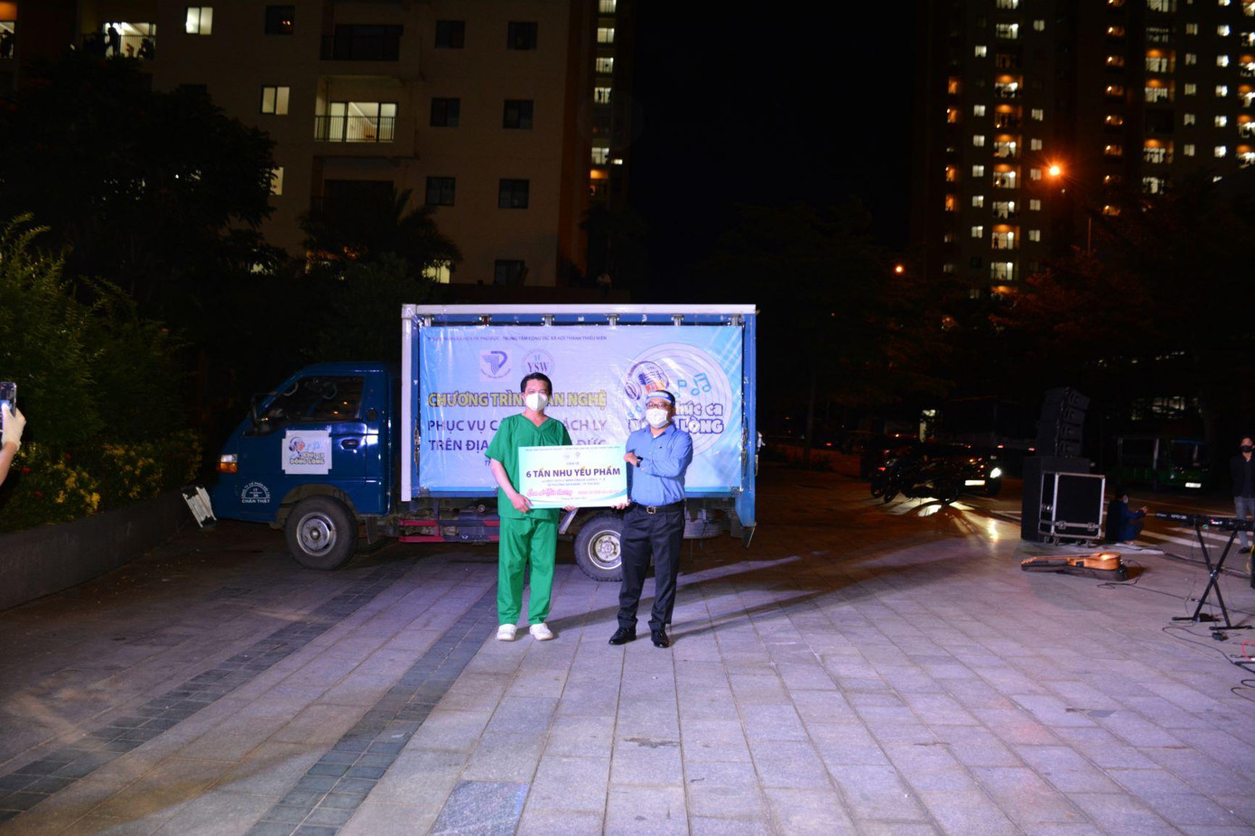 Đại diện Bệnh viện dã chiến 6, 7, 8 nhận biểu trưng 6 tấn nhu yếu phẩm do Trung tâm CTXH thanh thiếu niên TP. HCM trao tặng. Đại diện Bệnh viện dã chiến 6, 7, 8 nhận biểu trưng 6 tấn nhu yếu phẩm do Trung tâm CTXH thanh thiếu niên TP. HCM trao tặng.