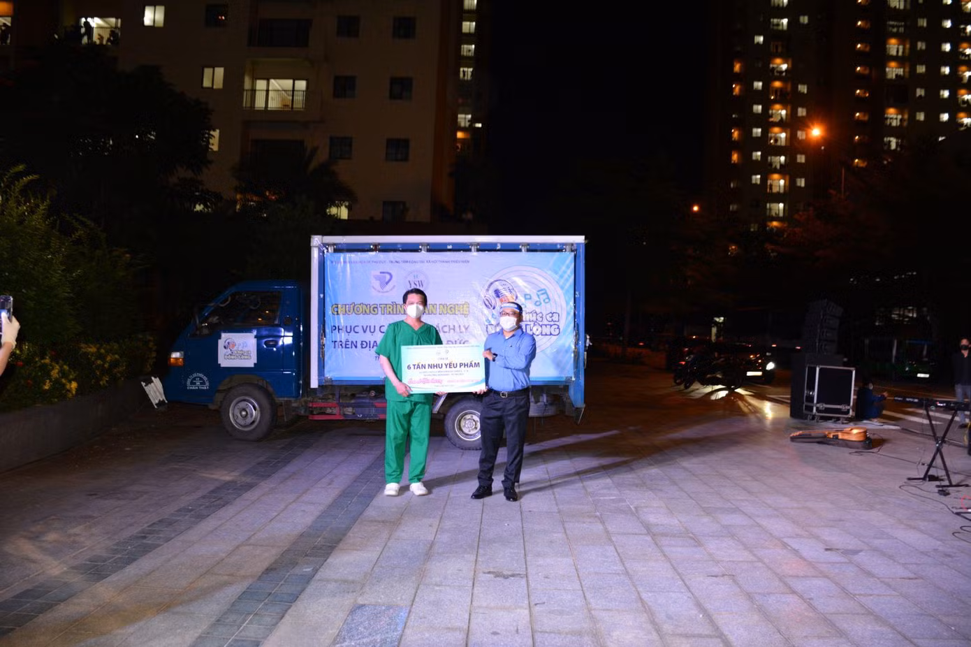 Đại diện Bệnh viện dã chiến 6, 7, 8 nhận biểu trưng 6 tấn nhu yếu phẩm do Trung tâm CTXH thanh thiếu niên TP. HCM trao tặng.