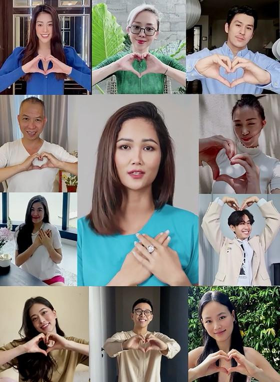 Các nghệ sĩ trẻ cùng trình diễn trong MV "Sống như tia nắng mặt trời". Các nghệ sĩ trẻ cùng trình diễn trong MV "Sống như tia nắng mặt trời".