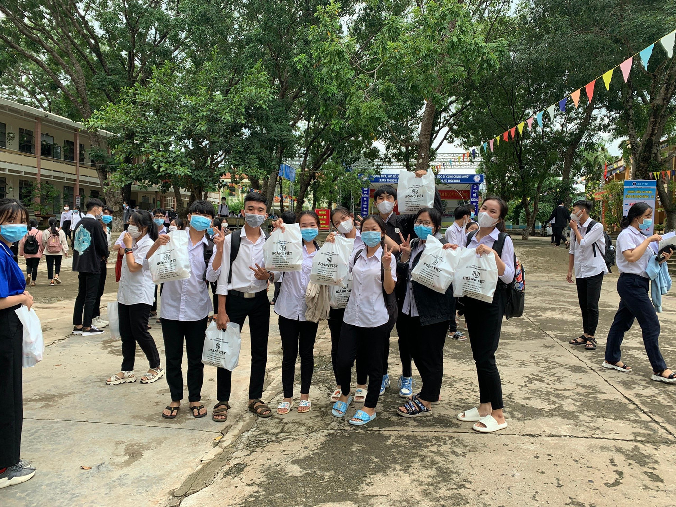 Niềm vui của các sĩ tử khi nhận được những phần cơm miễn phí mà các anh chị tình nguyện viên trao tặng. Niềm vui của các sĩ tử khi nhận được những phần cơm miễn phí mà các anh chị tình nguyện viên trao tặng.