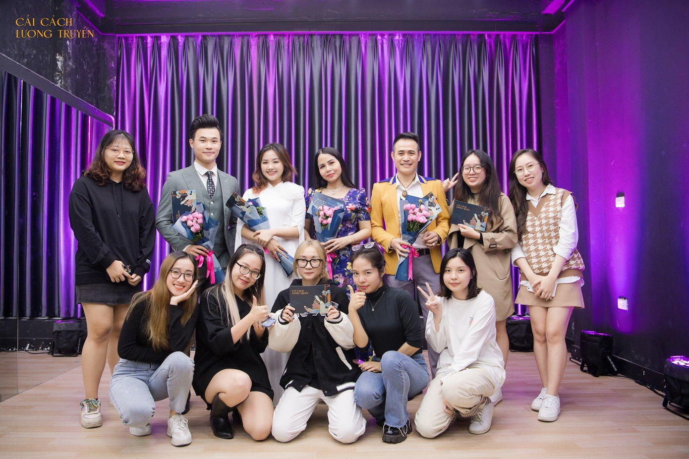 Các thành viên trong nhóm chụp hình cùng khách mời đêm nhạc "GIAO".