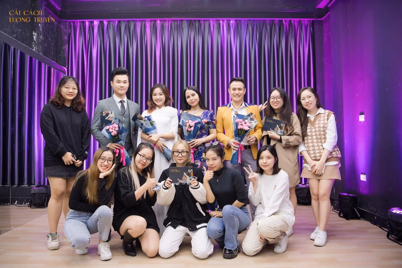 Các thành viên trong nhóm chụp hình cùng khách mời đêm nhạc "GIAO". Các thành viên trong nhóm chụp hình cùng khách mời đêm nhạc "GIAO".